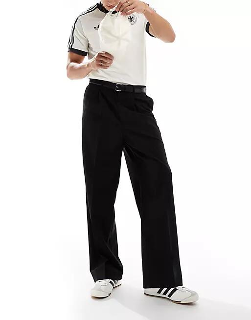 Weekday Uno loose fit tailored pants in black Cover