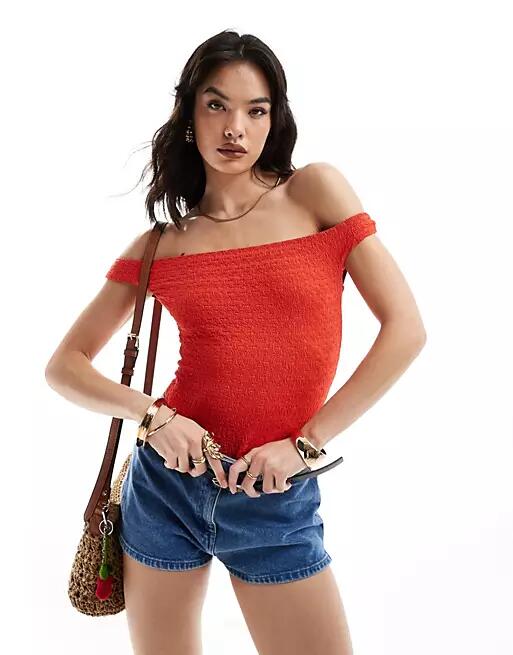 Bershka bardot crinkle bodysuit in red Cover