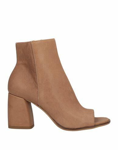 Loretta Pettinari Woman Ankle boots Camel Leather Cover