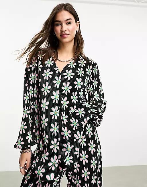 Only plisse oversized shirt in black and pink daisy - part of a set Cover