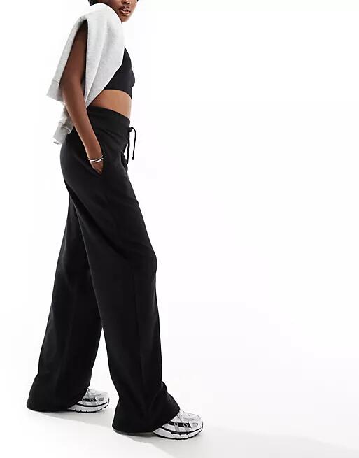 Kaiia drawstring wide leg sweatpants in black Cover