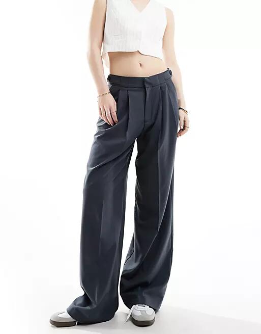 Pull & Bear wide leg double pleat tailored pants in navy Cover