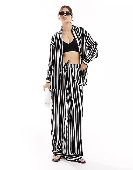 ONLY wide leg pants in black and white stripe Cover