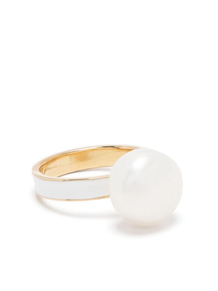 BEATRIZ PALACIOS White Moon pearl ring - Gold Cover