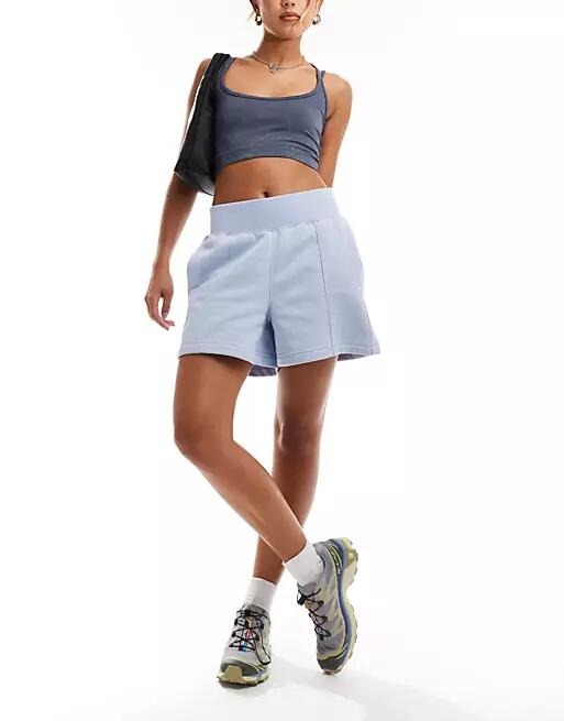 Columbia Lodge pleated shorts in light blue Cover