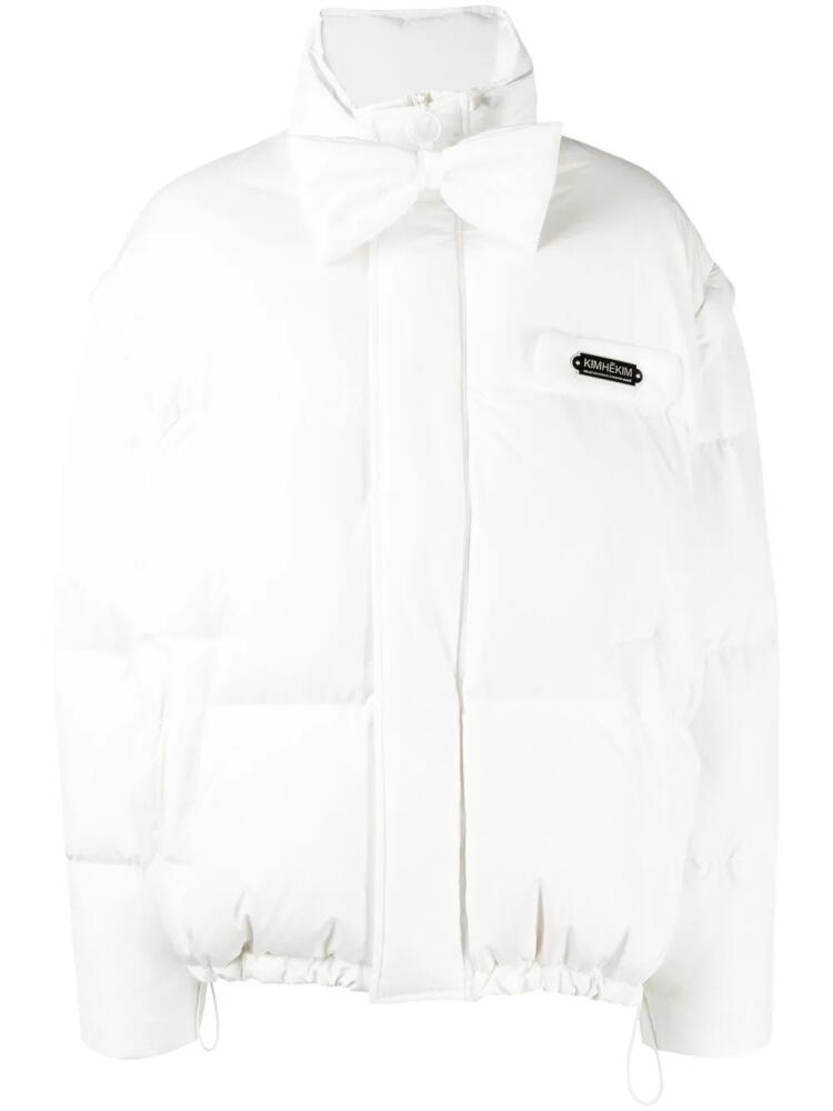 Kimhekim logo-patch puffer jacket - White Cover