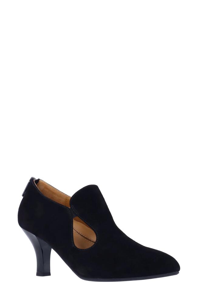 L'Amour des Pieds Brackley Pump in Black Cover