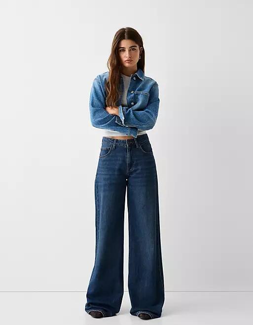 Bershka Petite high waisted wide leg jeans in dark blue Cover