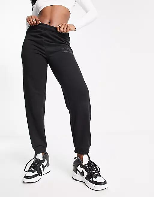 Bershka basic jersey sweatpants in black Cover