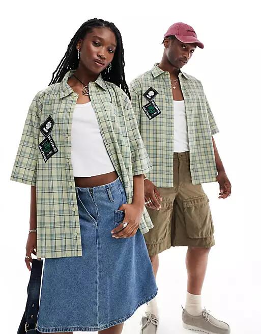 COLLUSION Unisex boxy skater shirt with skate badges in green plaid Cover