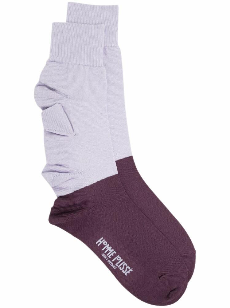 Homme Plissé Issey Miyake two-tone ruffle-trim socks - Purple Cover