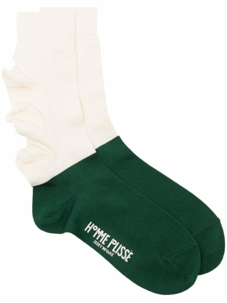 Homme Plissé Issey Miyake two-tone ruffle-trim socks - Green Cover