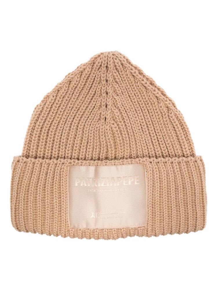 Patrizia Pepe logo-patch ribbed beanie - Neutrals Cover