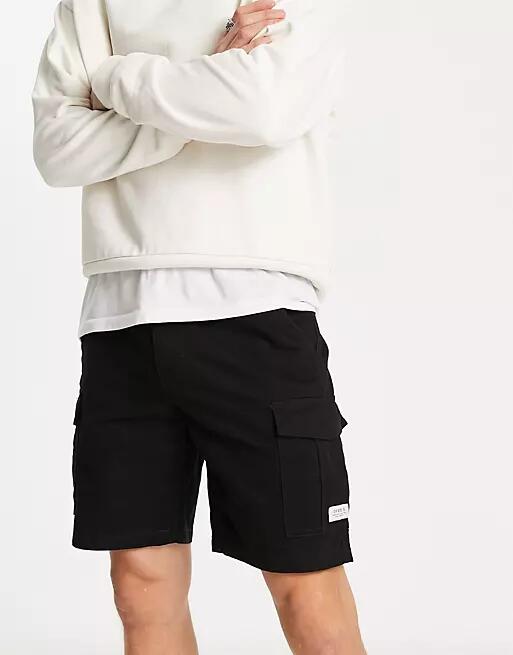 New Look slim fit cargo shorts in black Cover