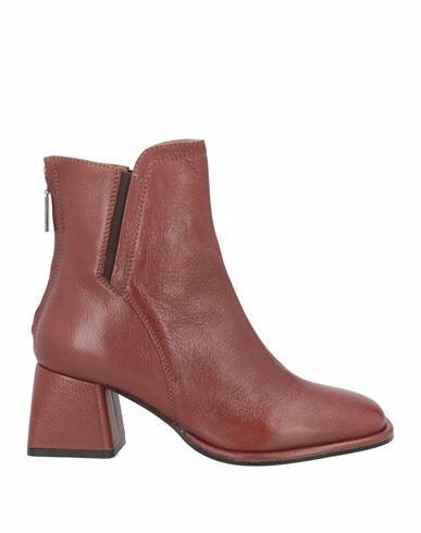 Emanuélle Vee Woman Ankle boots Tan Soft Leather Cover