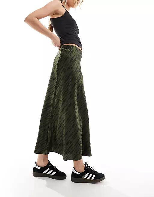 Mango satin print midi skirt in dark green Cover