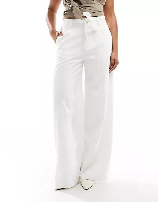 Kaiia tailored tie detail wide leg pants in white Cover