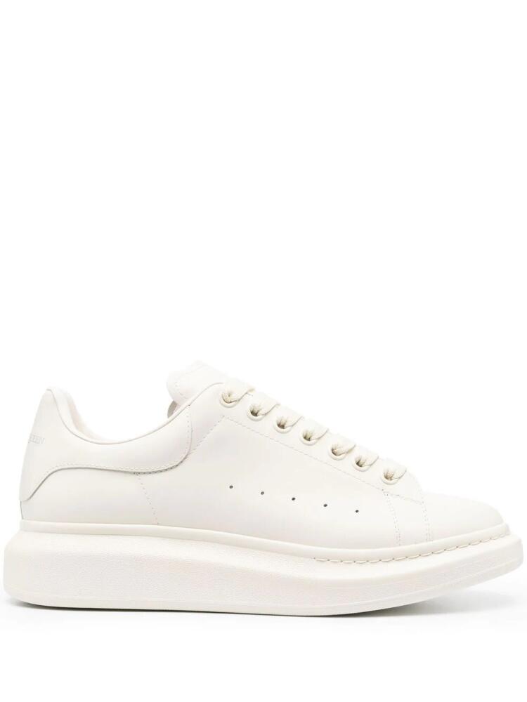 Alexander McQueen Oversized low-top sneakers - Neutrals Cover