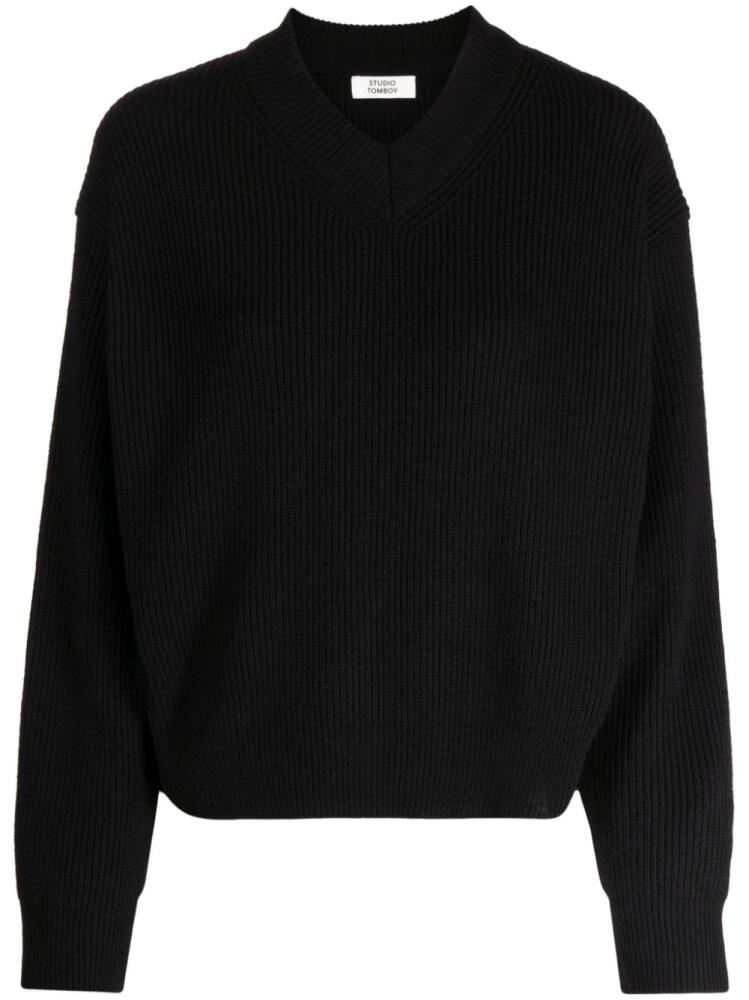 STUDIO TOMBOY logo-plaque V-neck jumper - Black Cover