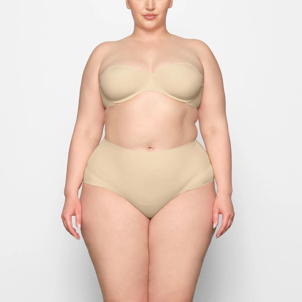 SKIMS Unlined Strapless Bra | Light Neutral | 38DDD | Smoothing Intimates Cover