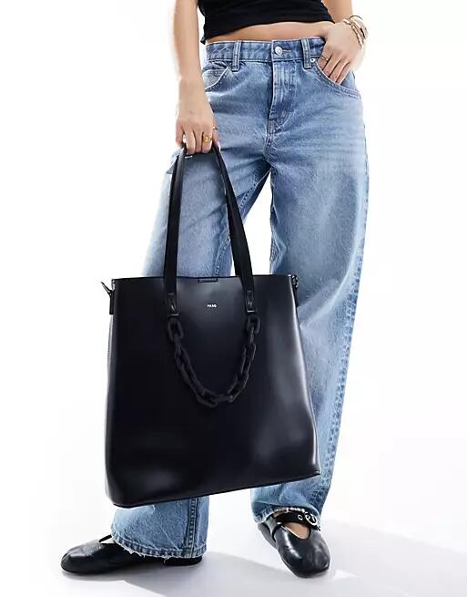 PASQ chain shoulder strap tote bag in black Cover