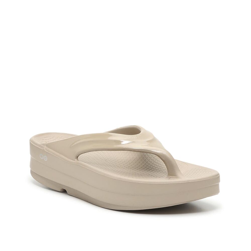 OOFOS Oomega Platform Flip Flop | Women's | Beige Cover