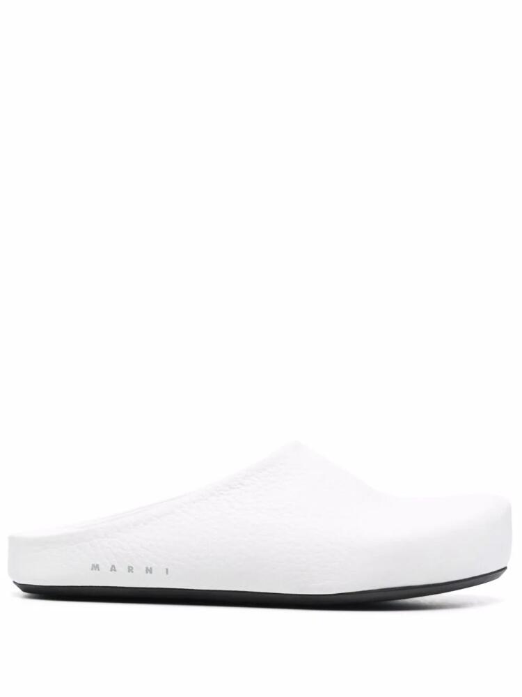 Marni logo-letter pebble-effect clog slippers - White Cover