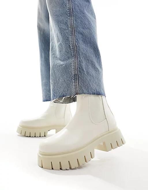 ASOS DESIGN Anthem chunky chelsea boots in off-white Cover