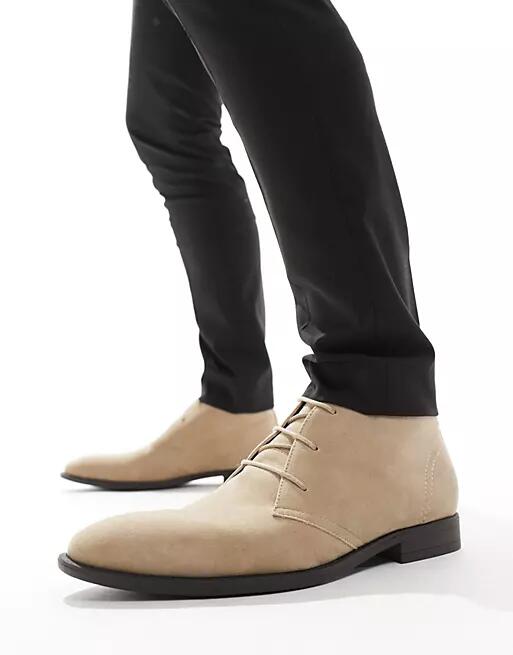 ASOS DESIGN chukka boots in stone faux suede-Neutral Cover