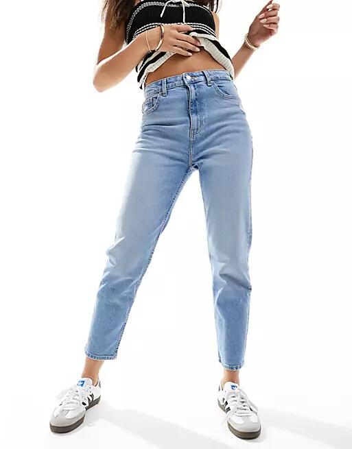 Bershka comfort fit mom jeans in light blue Cover