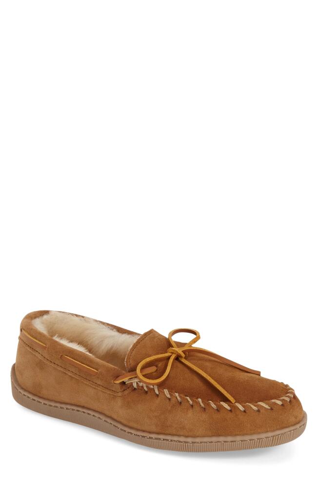 Minnetonka Genuine Shearling Lined Slipper in Tan Cover