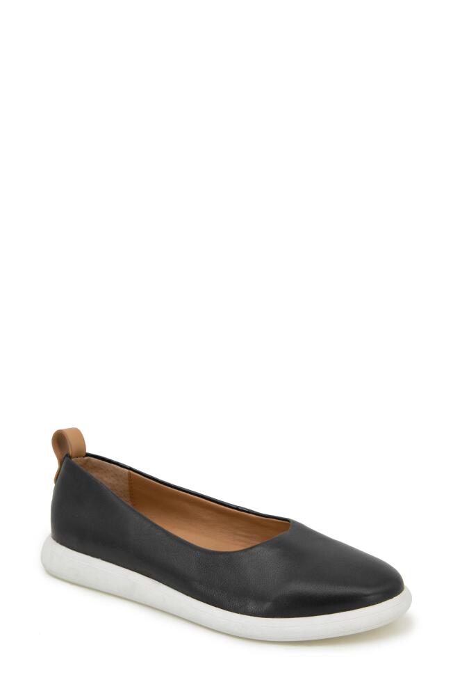 GENTLE SOULS BY KENNETH COLE Bella Flat in Black Leather Cover