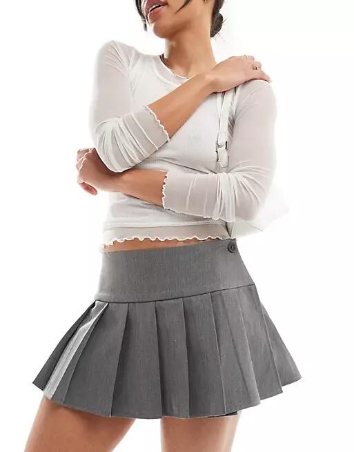 Motel pleated mini skirt in gray Cover