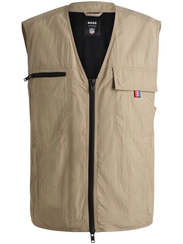 BOSS x NFL logo-tag gilet - Neutrals Cover