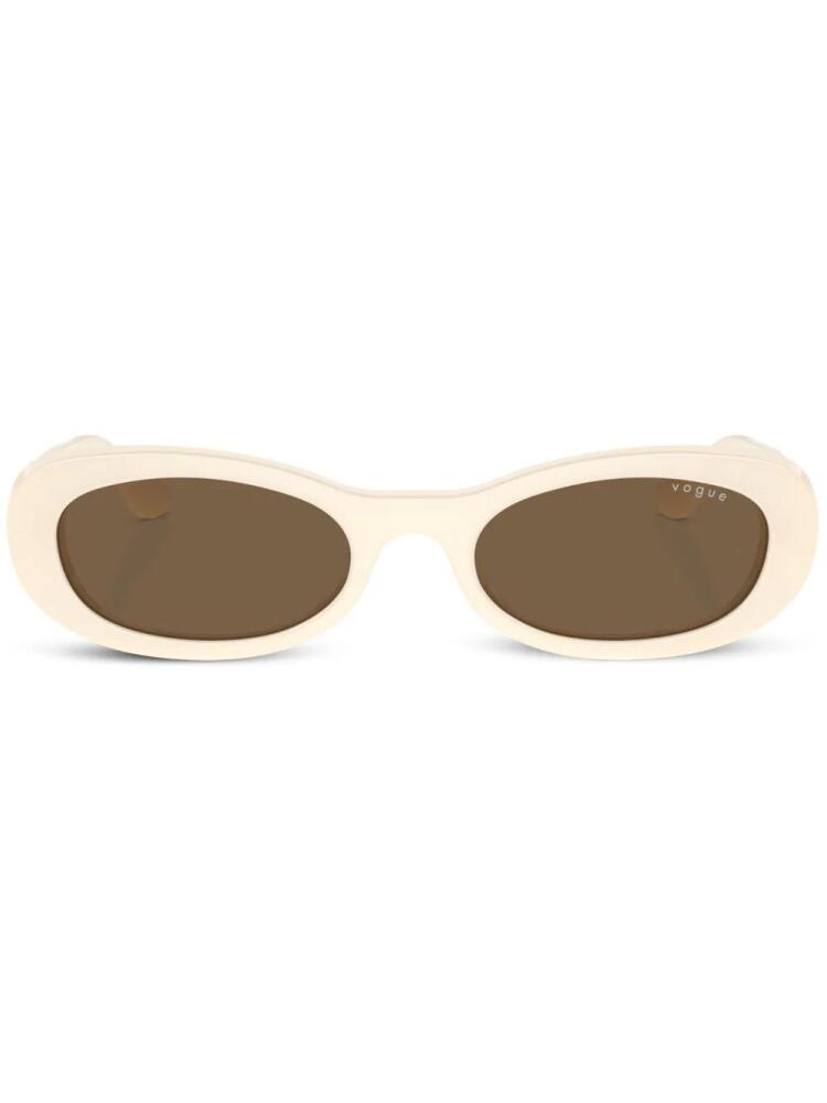 Vogue Eyewear logo-print oval-frame sunglasses - Neutrals Cover