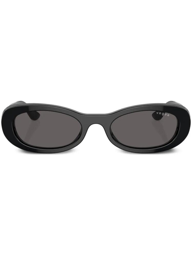 Vogue Eyewear logo-print oval-frame sunglasses - Black Cover