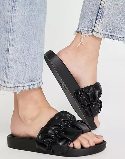 ASOS DESIGN Fairview ruched sliders in black Cover