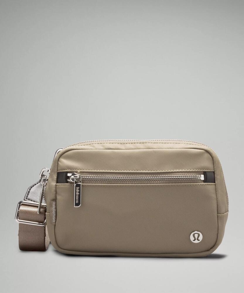 lululemon - Everywhere Convertible Crossbody 1.5L - Brown/Neutral/Fawn Brown Cover