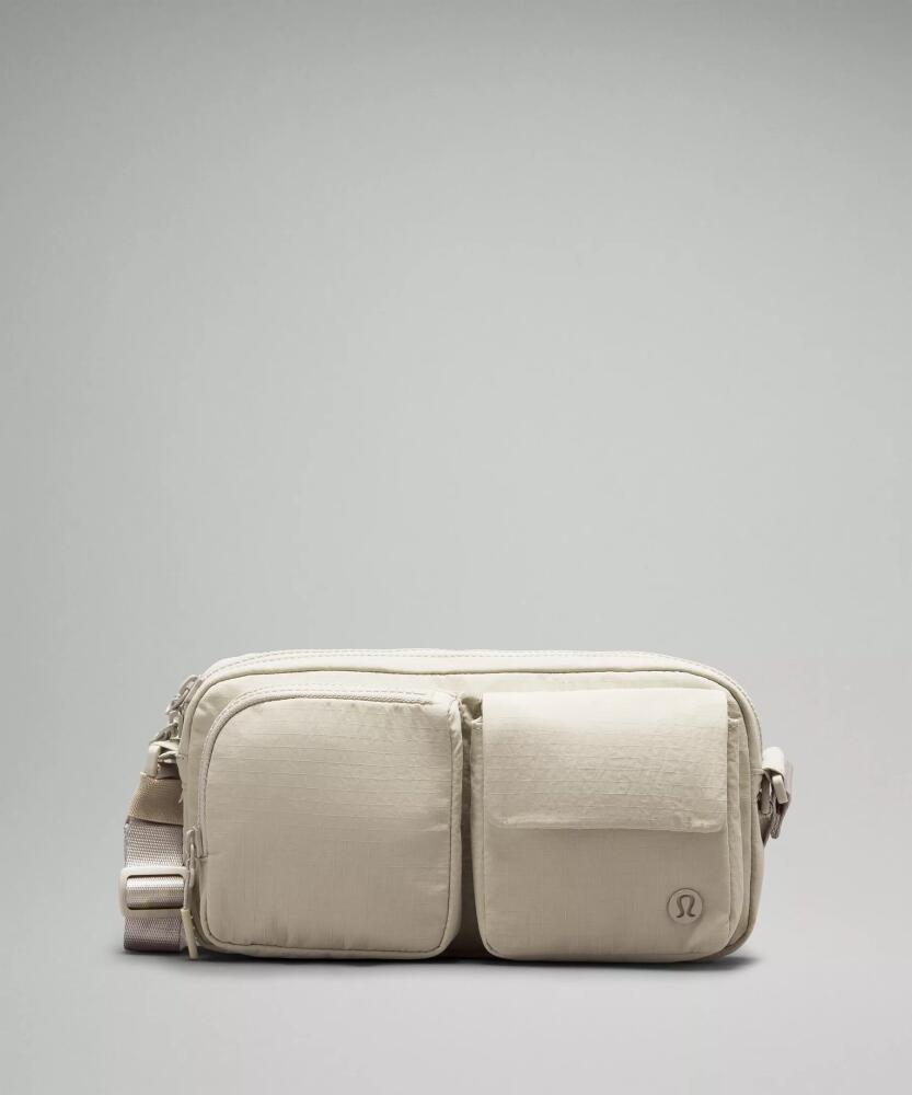 lululemon - Multi-Pocket Crossbody Bag 2.5L - Khaki/Neutral/Raw Linen Cover