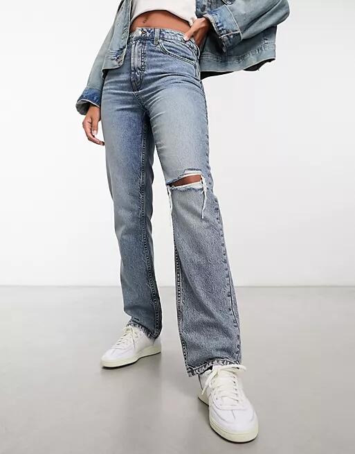 ASOS DESIGN mid rise straight jeans with knee rip in blue Cover