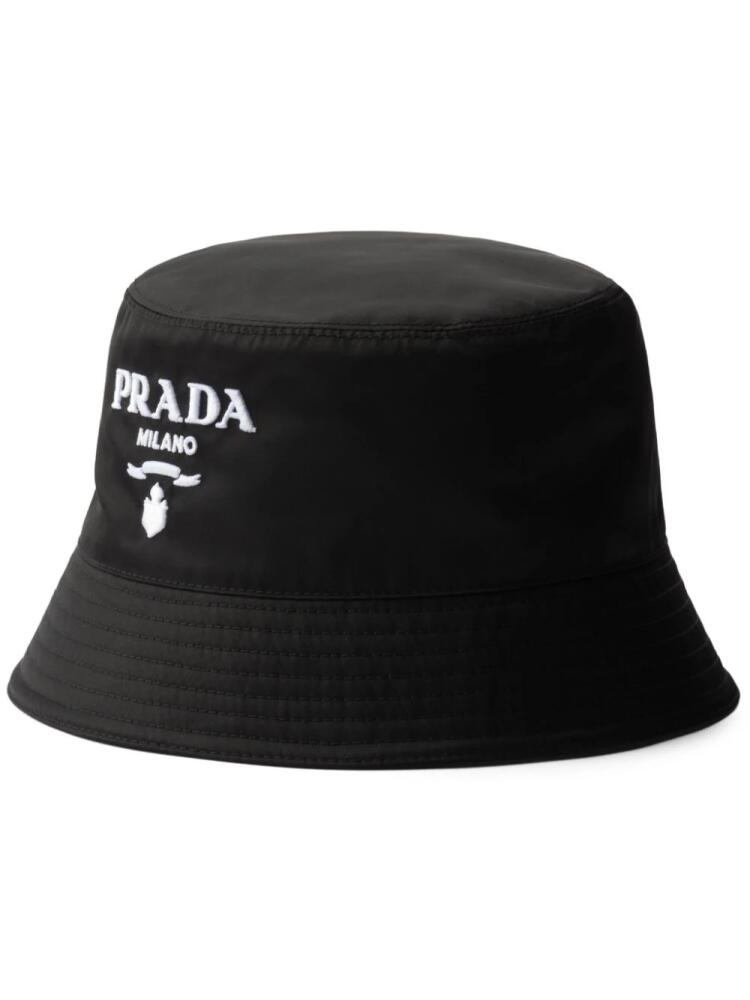 Prada embossed-logo padded bucket hat - Black Cover