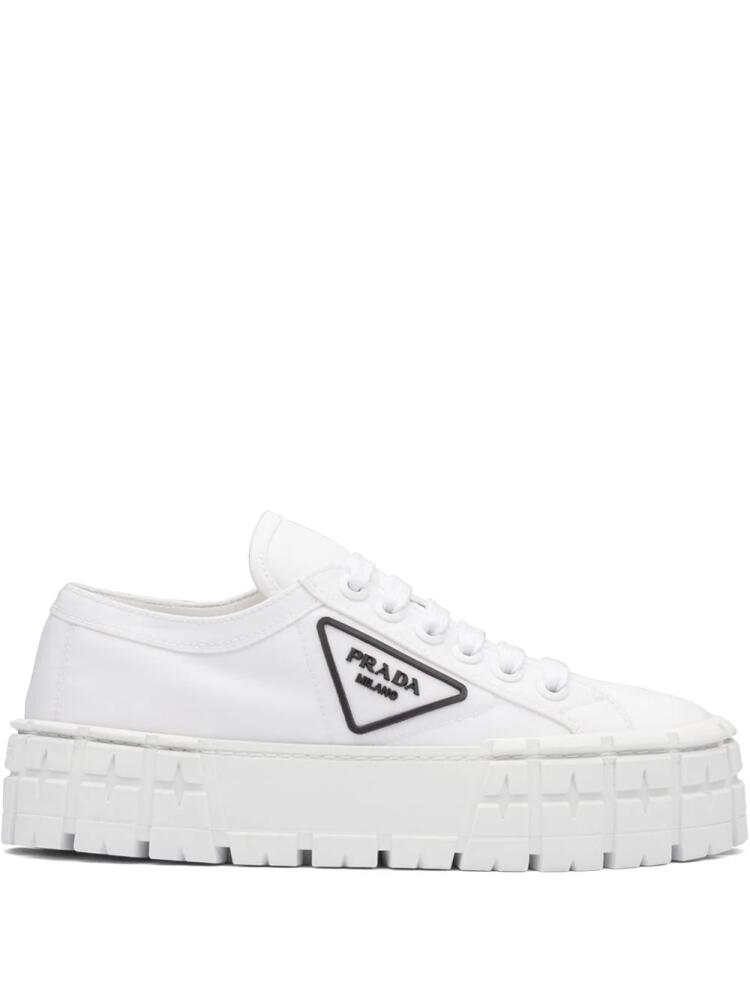 Prada triangular logo plaque sneakers - White Cover