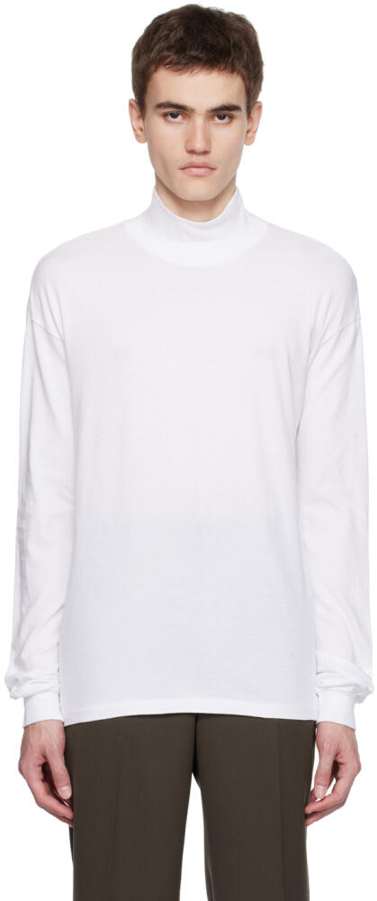 AURALEE White Seamless Turtleneck Cover