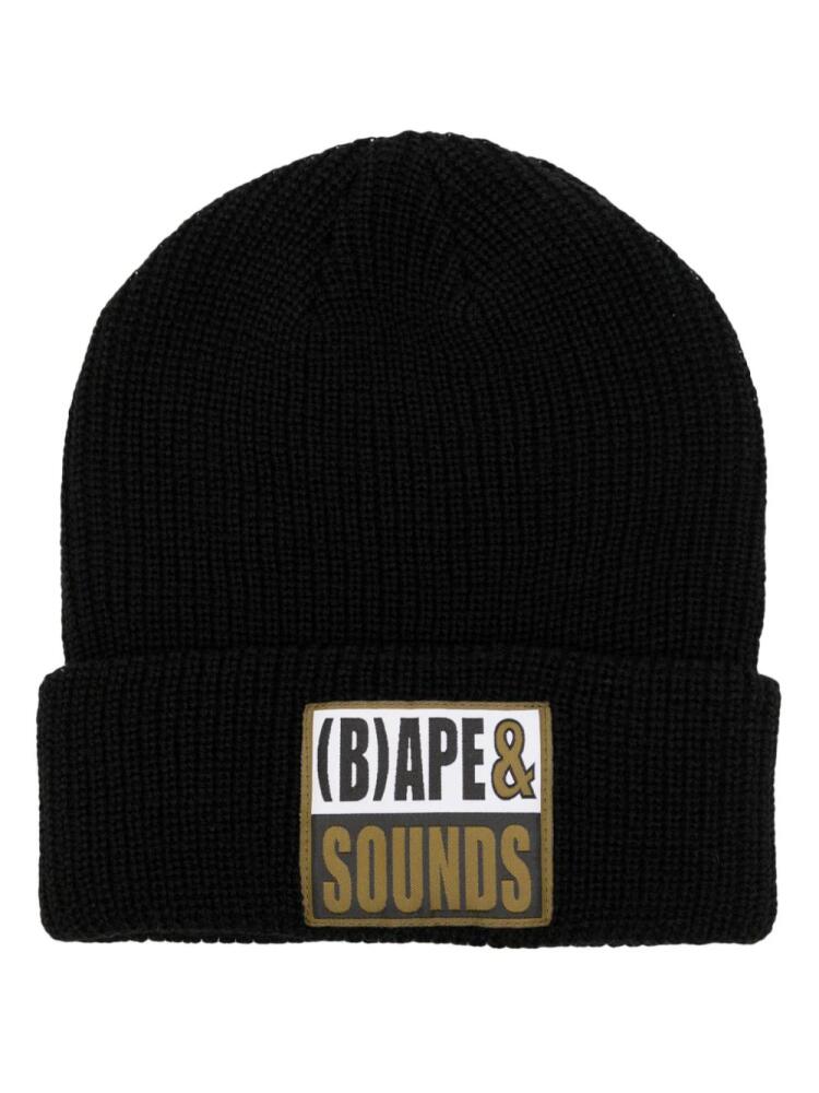 A BATHING APE® logo-patch ribbed knit beanie - Black Cover