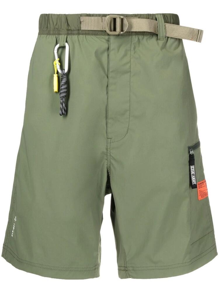 izzue carabiner-attachment belted Bermuda shorts - Green Cover