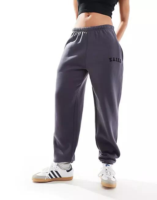 Kaiia cuffed sweatpants in dark gray Cover