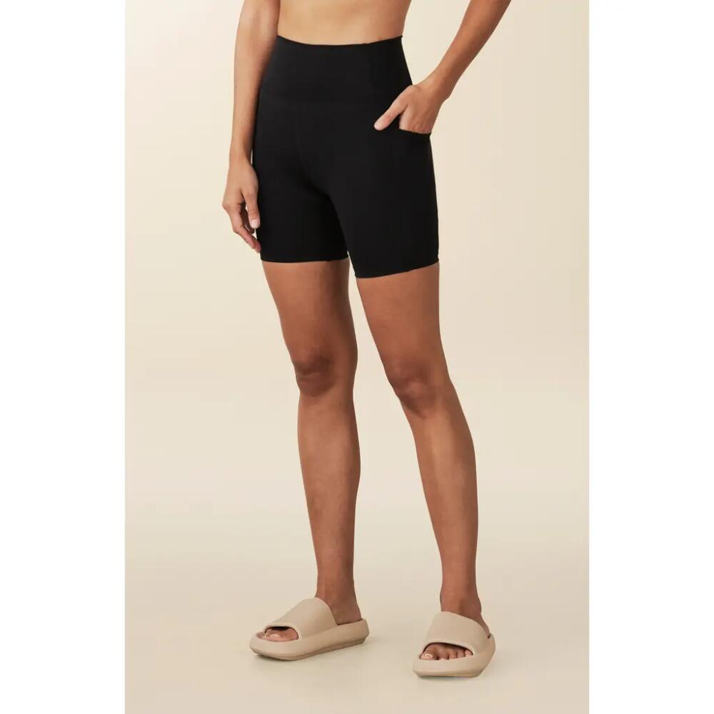 Losano Essential Pocket Short in Black Cover