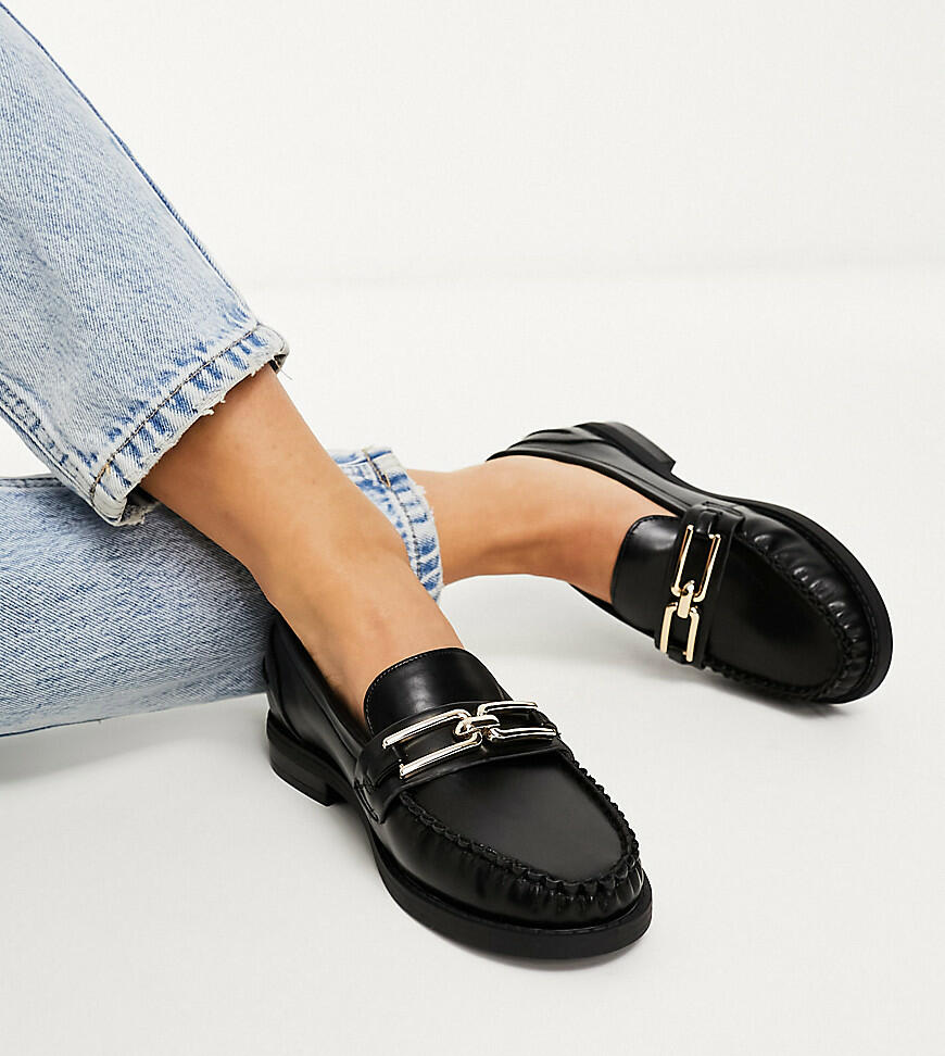 ASOS DESIGN Wide Fit Melodic slim loafer with chain in black Cover