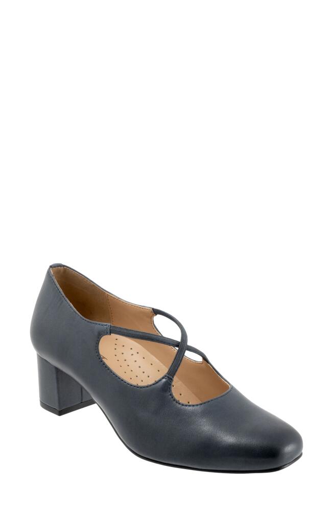 Trotters Demi Pump in Navy Cover