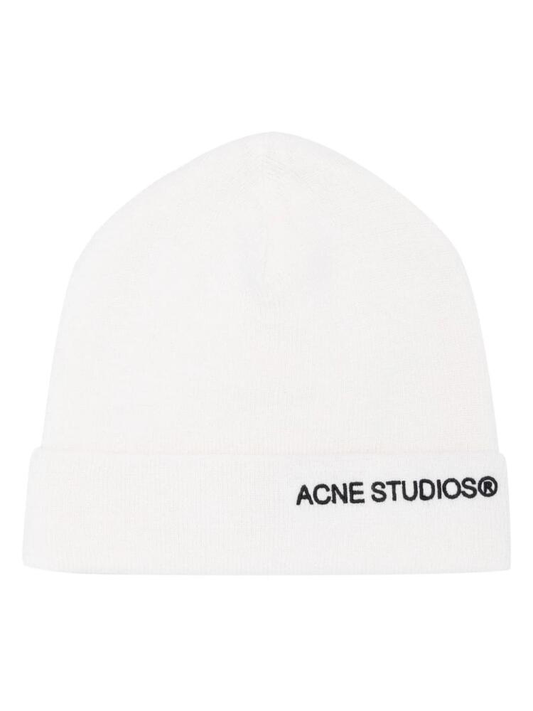 Acne Studios logo-embroidered ribbed-knit beanie - White Cover